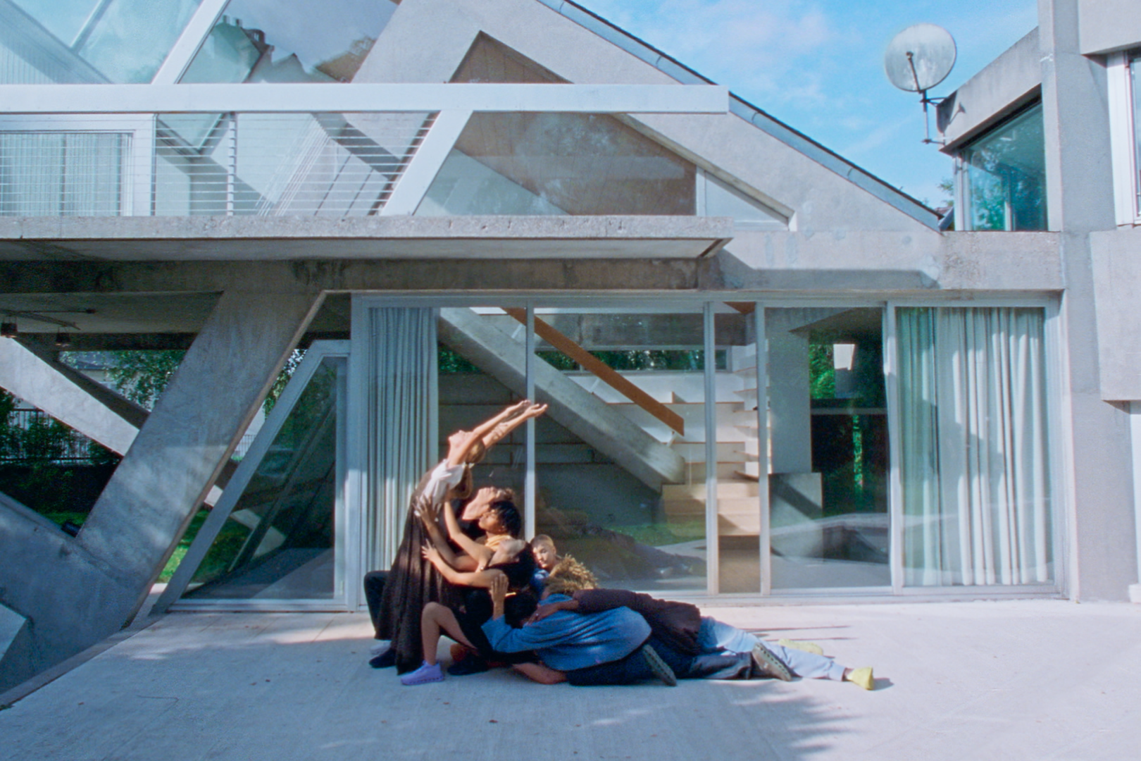 zeug, zeug agency, Loewe, On, Leo Walk, agent image, agency, choreography, la marche bleue, dance, ballet, movement direction