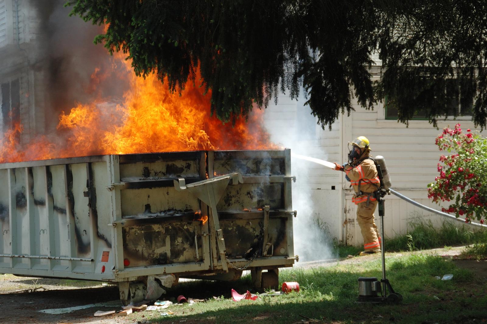 A dumpster on fire, shown on a website that provides unbiased Canadian news