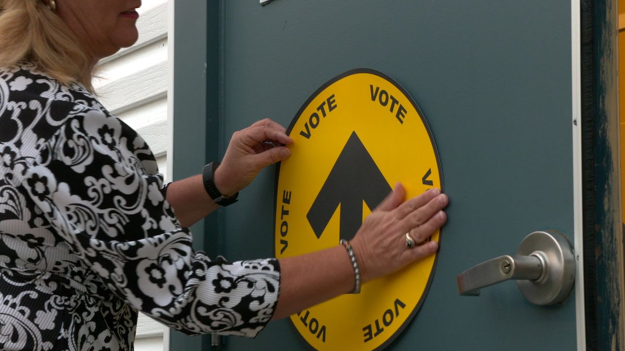 An Elections Canada "vote" sign