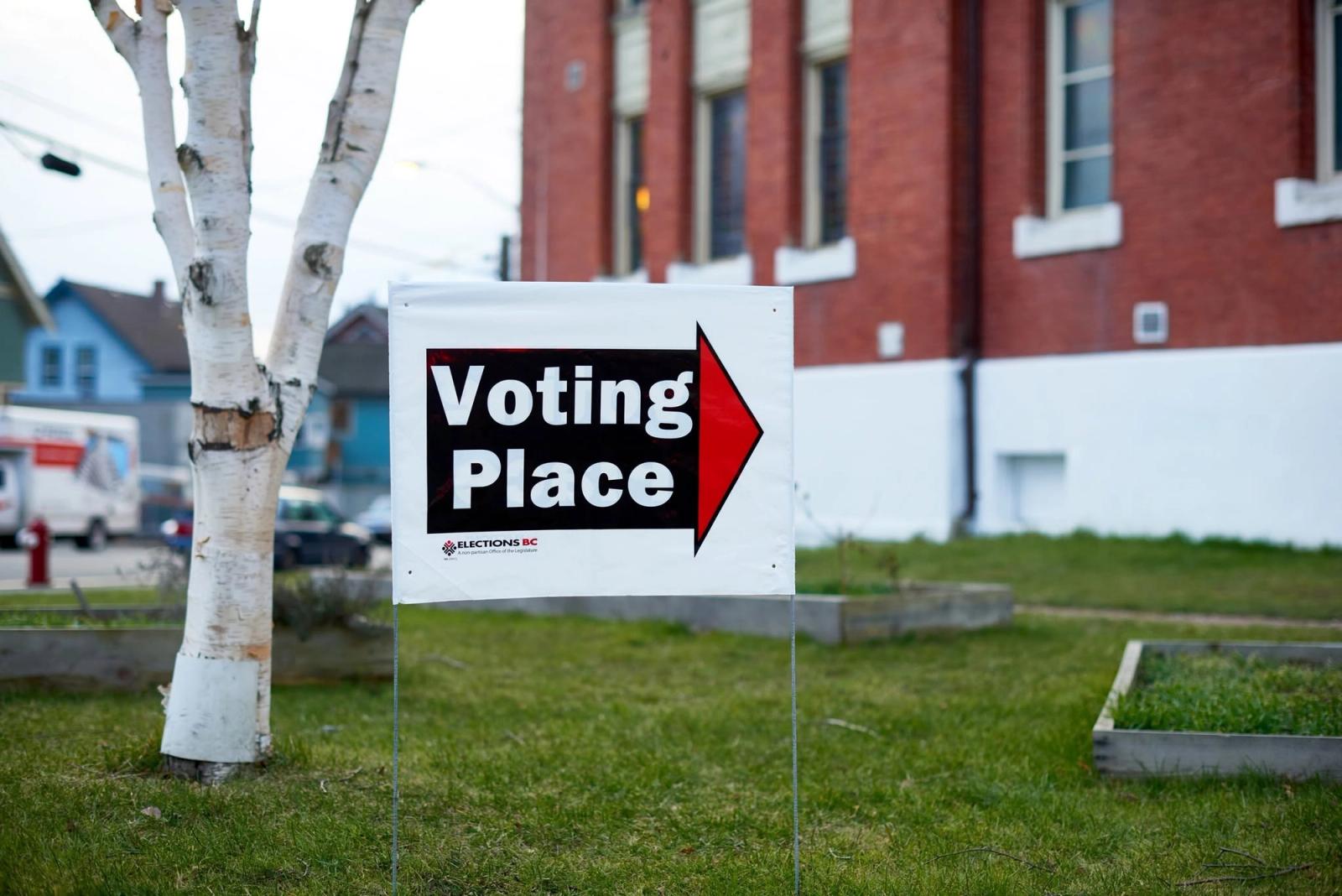 A sign indicating a polling station during a provincial election in 2024