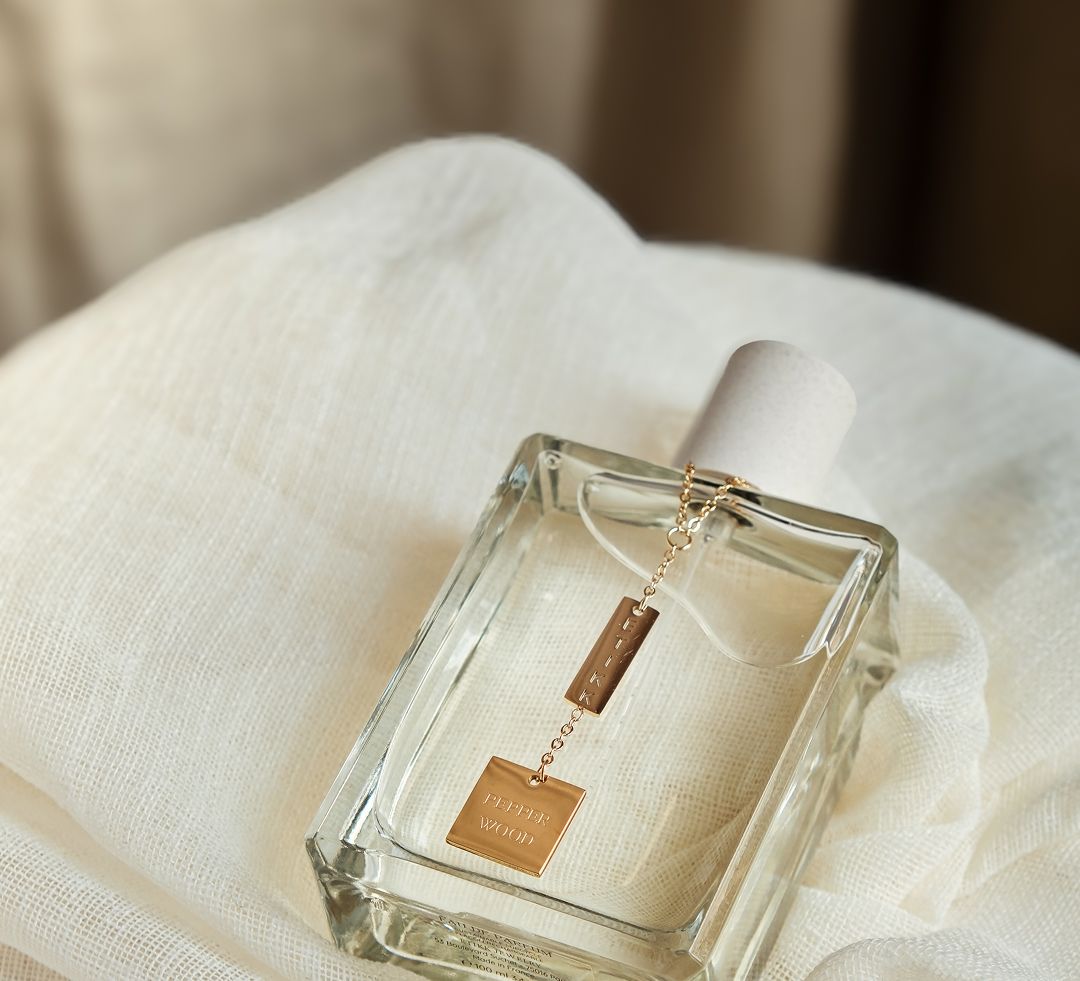 Erik Fragrances with her gold plated perfume bottle "Tea Green" – exhibitor at Polaris Olfactive Week