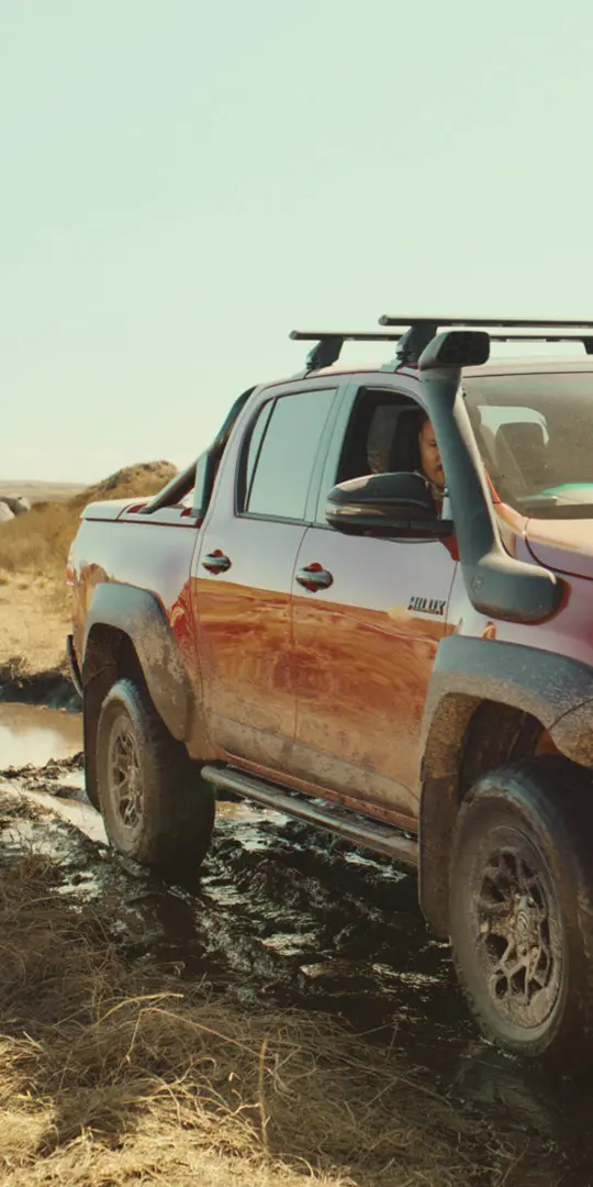 Hilux driving in mud Grid image item