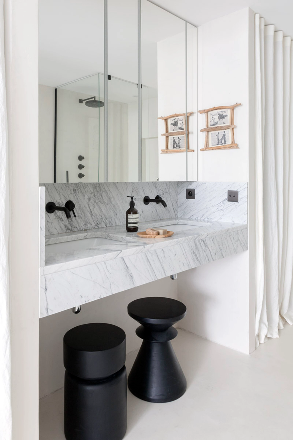 This full renovation creates an open and bright space where natural wood and white finishes bring warmth and visual harmony. The restored original structure and contemporary design coexist in an elegant, functional and welcoming atmosphere.