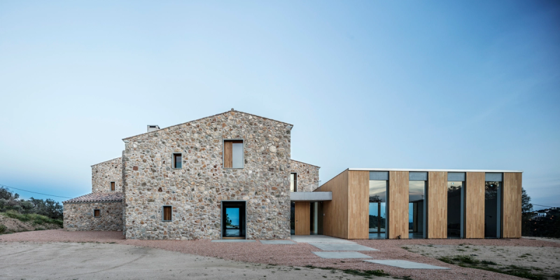 Integral reform of a farmhouse in the BAix Empordà. View of the main facade and annex of new construction. Architectural reform.