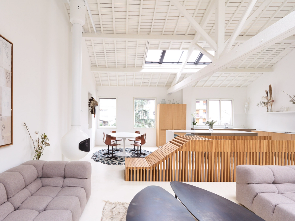 This full renovation embraces open and airy spaces where natural light, wood and white finishes create a serene and contemporary atmosphere. The restoration of the original exposed structure and the integration of warm and minimalist elements bring personality, spaciousness and a fluid connection between the different common areas of the home
