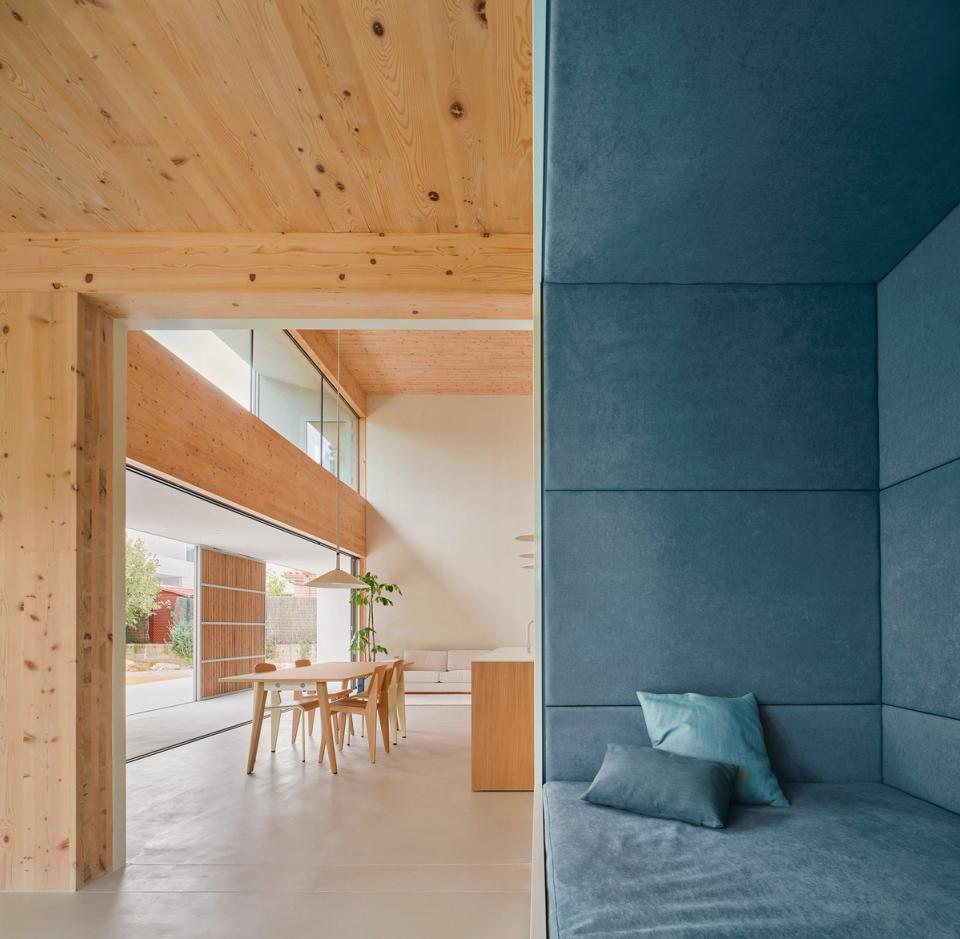 House in Girona with an integrated relaxation space facing the garden and natural light. This house in Girona combines warm materials, large windows, and custom-made furniture to create a calm, comfortable atmosphere connected to the outdoors