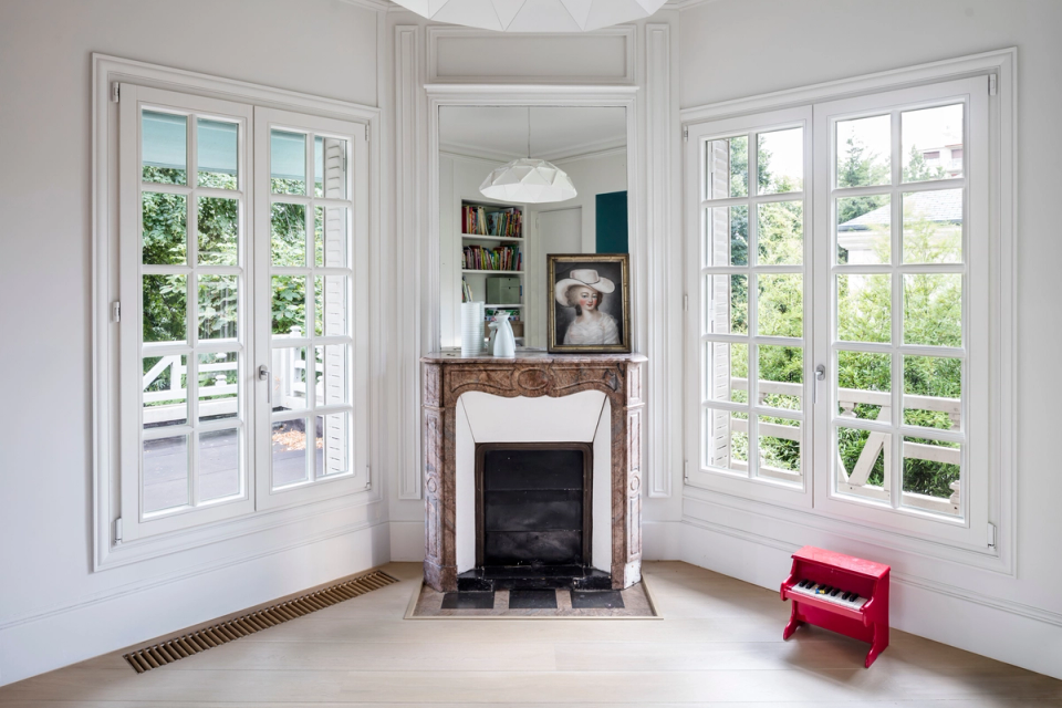 Interior renovation of a residential space designed to provide functionality, brightness, and visual continuity between rooms. The project integrates custom storage solutions, restored classical carpentry, and a soft color palette that combines contemporary elegance with a warm and familiar atmosphere.