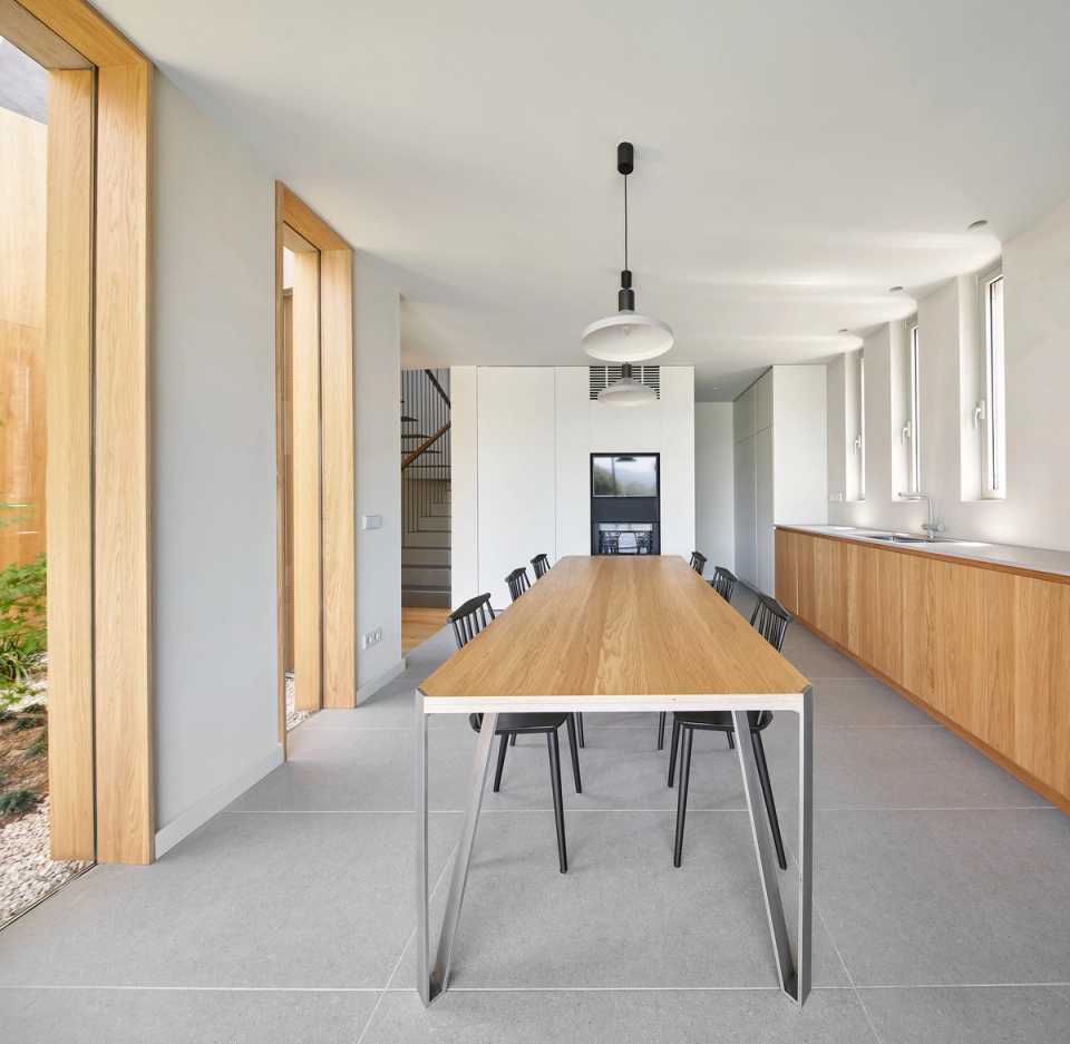 The interior spaces of this single-family home stand out for their spaciousness, brightness, and formal simplicity. The combination of natural wood, neutral tones, and large openings creates a warm and contemporary atmosphere designed to enhance comfort and the connection between different rooms.