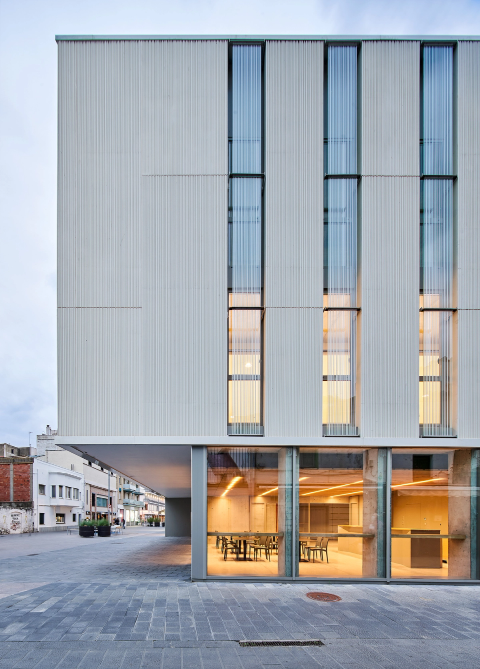 Contemporary architecture of a cultural center integrated into the urban fabric through an elegant, lightweight proposal open to the city. Geometric volumes, translucent façades, and large vertical openings define a building designed to enhance natural light and the relationship between interior spaces and public space. This cultural center combines functionality and architectural identity to create a modern facility intended for cultural, social, and educational activities, becoming a new meeting point and urban catalyst.