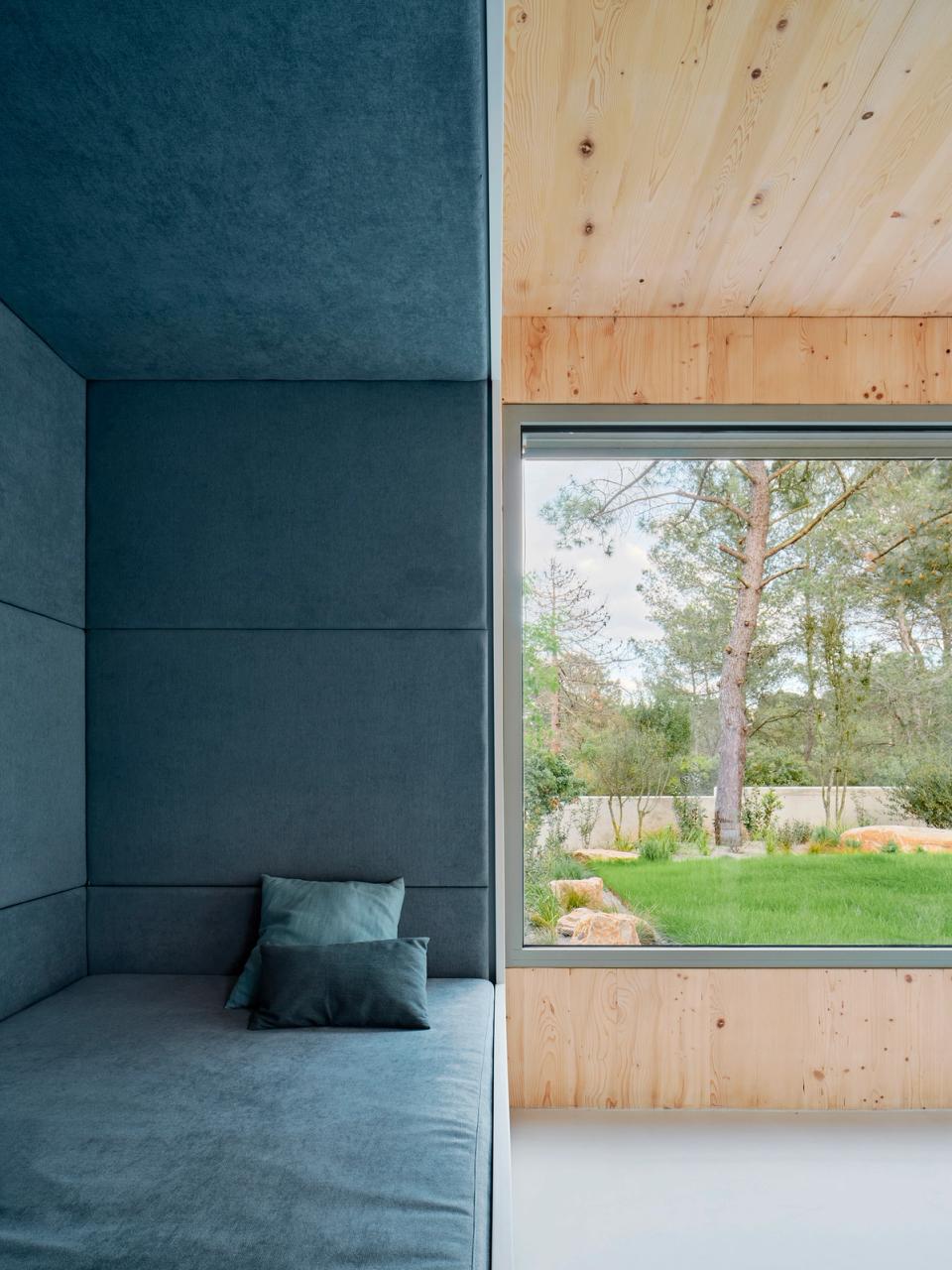 House in Girona with an integrated alcove designed as a flexible space for rest, reading, or play. This house in Girona combines natural wood, outdoor light, and built-in furniture to create comfortable, versatile, and welcoming environments