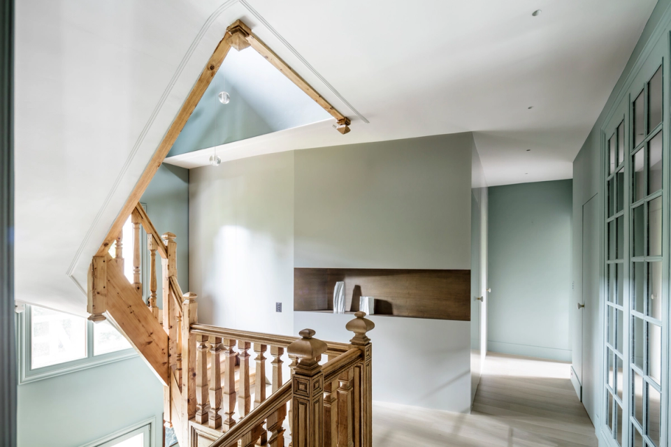This interior renovation combines the charm of classical architecture with a contemporary and luminous aesthetic, enhancing original elements such as the wooden staircase and decorative moldings. The use of soft greenish tones and natural finishes brings warmth and harmony to the spaces, while naturastairsl light accentuates the sense of spaciousness and comfort. The design integrates functionality and elegance through clean lines, premium materials, and an open layout that transforms the residence into a welcoming and sophisticated environment.