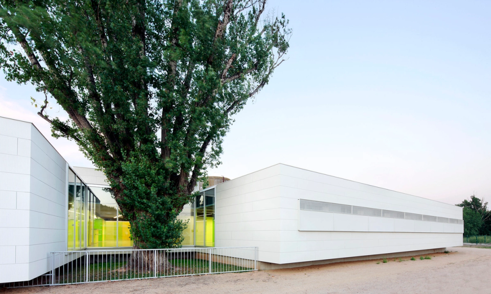 The building’s placement is defined around the existing vegetation, with special preservation of deciduous trees as an active part of the project’s bioclimatic strategy. This vegetation acts as a natural solar protection system, providing shade during the warmest months while allowing solar radiation to enter in winter thanks to the seasonal loss of leaves.