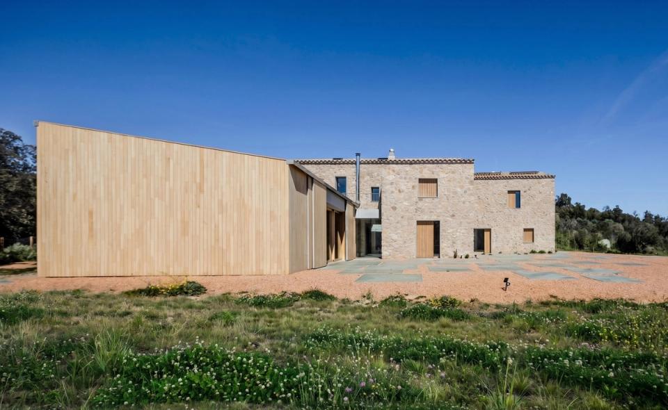 Reforma integral de vivienda rural con una intervención arquitectónica que combina la recuperación de una construcción tradicional de piedra con una ampliación contemporánea revestida de madera natural. El proyecto apuesta por una arquitectura sobria y elegante, con volúmenes simples, materiales nobles y una integración respetuosa con el paisaje. La reforma integral moderniza los espacios interiores y mejora la funcionalidad de la vivienda sin perder la esencia original de la masía, creando un equilibrio entre tradición, sostenibilidad y diseño contemporáneo.