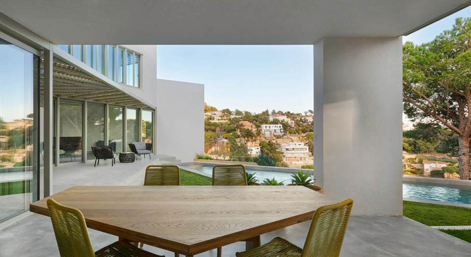 Detached single-family home with spacious and open outdoor areas that strengthen the connection between architecture, landscape, and daily living. Large glazed surfaces, protected porches, and continuity between interior and exterior create a bright and elegant atmosphere designed to enjoy the Mediterranean climate and views.