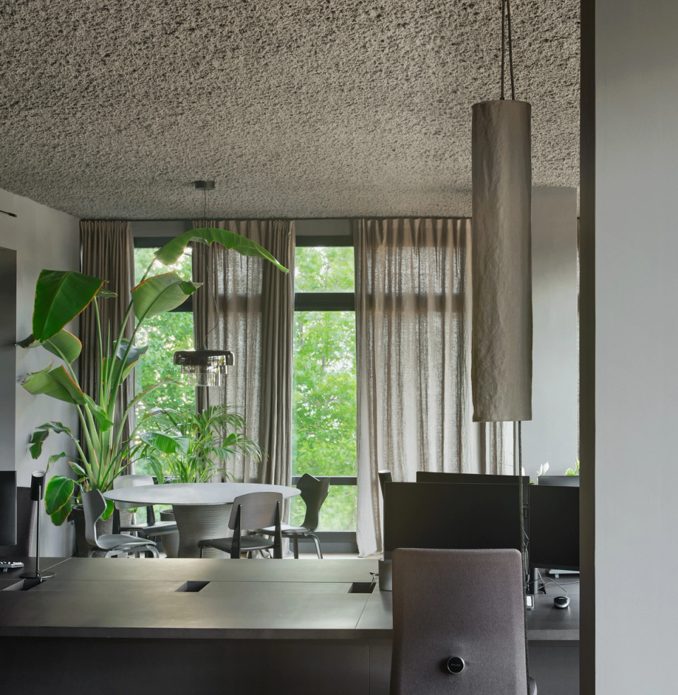 Reform of studio with work and meeting spaces surrounded by natural light, vegetation and neutral-toned materials. This studio renovation creates an elegant and calm atmosphere through the combination of warm textures, large openings and a functional layout.