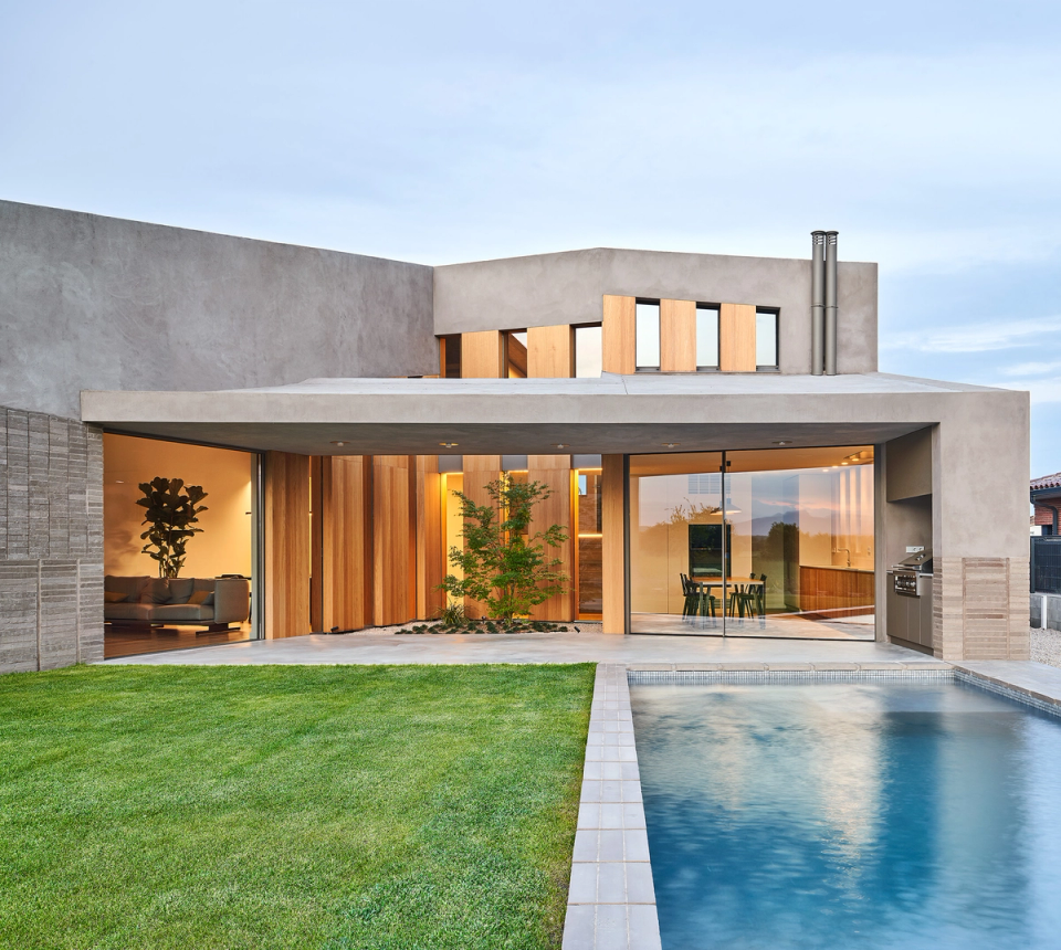 This single-family home combines contemporary volumes, mineral finishes, and large glazed surfaces to create open and bright spaces. The swimming pool and garden are naturally integrated into the architecture, enhancing the connection between interior and exterior while creating a warm and serene atmosphere.