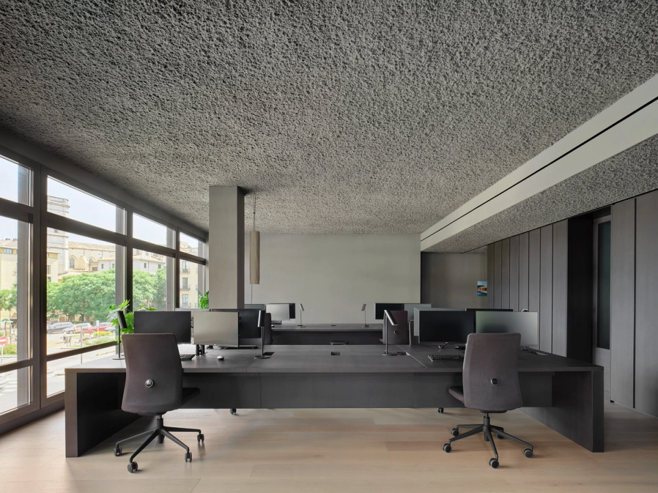 Reform of studio with a diaphanous and functional workspace that takes advantage of natural light through large side openings. This studio renovation combines minimalist furniture, neutral tones and an open layout to create a professional, elegant and comfortable atmosphere.
