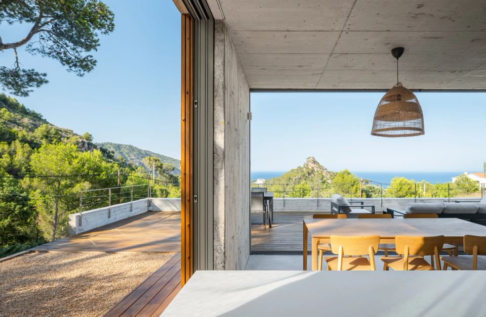 This single-family home in Begur has been designed to enhance the views and the connection with the Costa Brava landscape, integrating the interior with the outdoor terraces through large sliding openings. The open-plan spaces, natural light, and the combination of materials such as exposed concrete and wood create a contemporary, warm architecture fully connected to the Mediterranean environment.