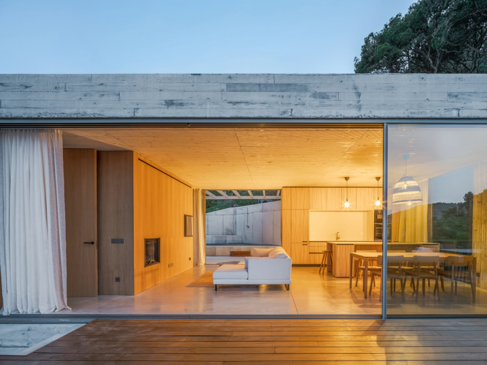 This single-family home in Begur stands out for its transparency and the fluid relationship between interior and exterior spaces, creating an architecture open to the Mediterranean landscape. The large glazed surfaces, the warmth of natural wood, and the sobriety of exposed concrete define a contemporary, elegant, and functional project designed to maximize natural light and enhance the feeling of spaciousness and comfort.