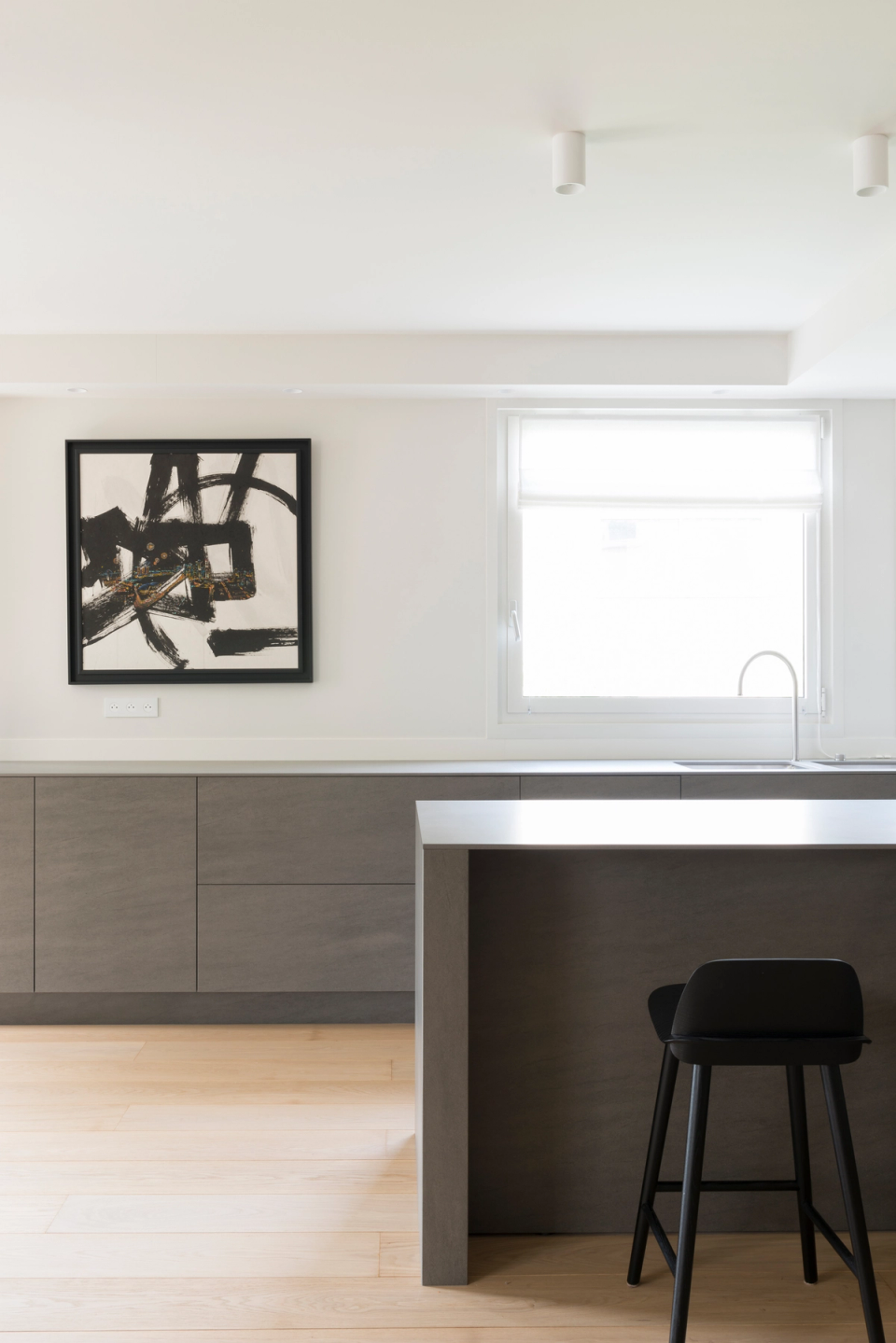 Interior renovation of an open kitchen conceived as the center of the home’s daily life. The project embraces a serene and functional composition with a large central island, pure-lined furniture, and a palette of neutral tones combined with natural wood flooring. Natural light and continuous finishes reinforce the sense of spaciousness and harmony, while minimalist details and designer pieces bring contemporary character and timeless elegance to the space.