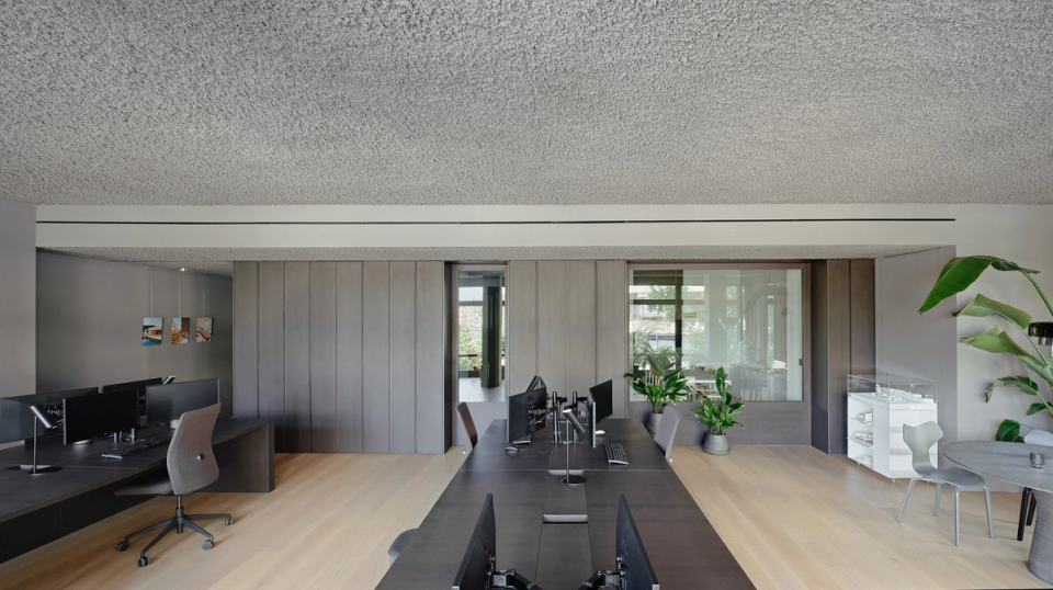 Reform of studio with a large, functional and organized workspace designed to enhance natural light and daily comfort. This studio renovation combines neutral materials, built-in furniture and an open layout to create a contemporary and professional atmosphere.
