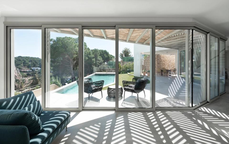 Detached single-family home designed to enhance the relationship between interior and exterior through large glass enclosures and open spaces filled with natural light. The clean-lined Mediterranean architecture integrates living areas, terraces, and the swimming pool into an elegant and functional composition designed to enjoy the surroundings and views.