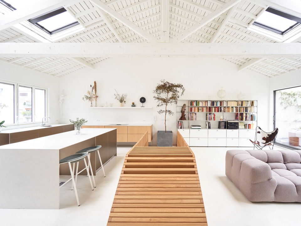 The full renovation of this home redefines the interior spaces with an open layout and abundant natural light. The combination of original wooden ceilings, white finishes and natural wood elements brings spaciousness, warmth and a contemporary aesthetic that connects the interior with the outdoor terrace in a fluid and elegant way.