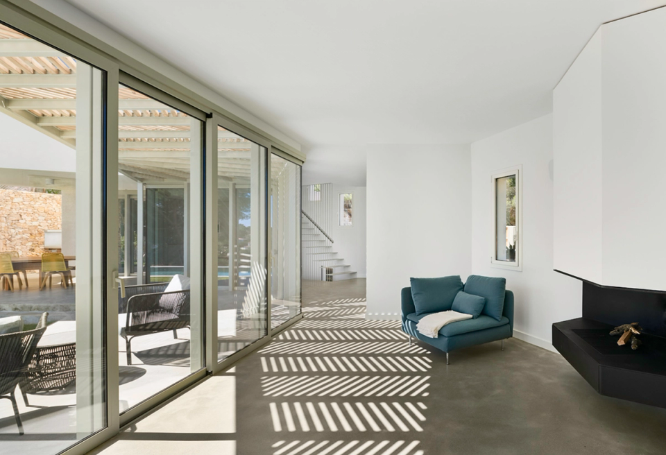 Detached single-family home with open and bright interiors that enhance the relationship between indoor and outdoor spaces. Large glazed openings, natural light effects, and minimalist finishes create a contemporary and elegant atmosphere designed to provide comfort, spaciousness, and connection with the surroundings.