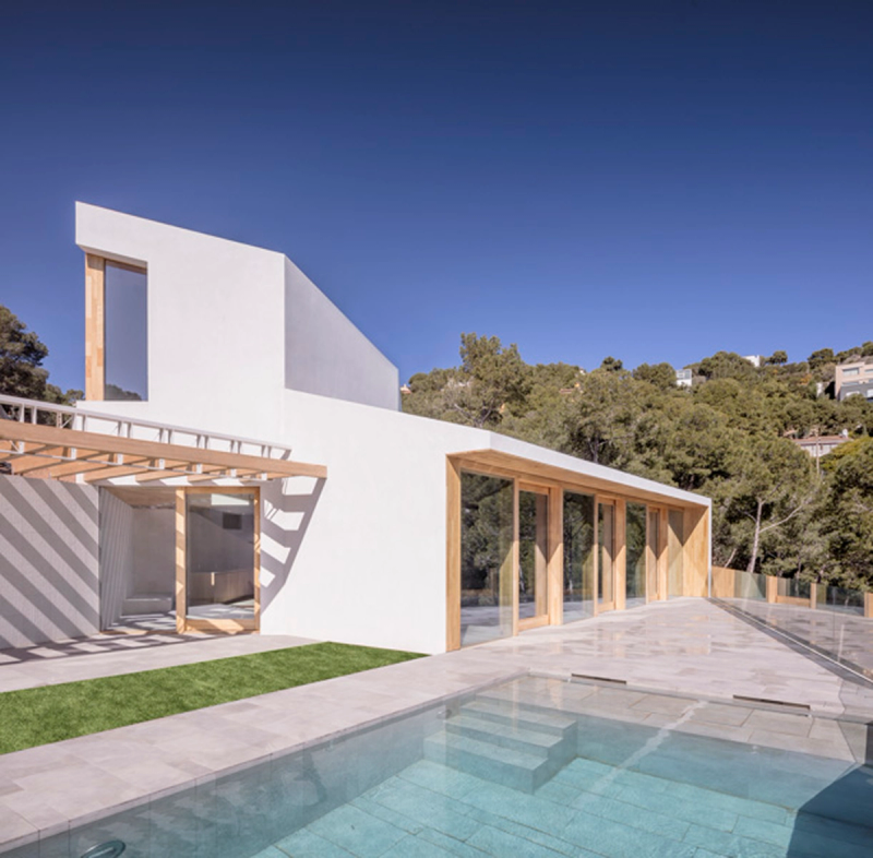 Isolated single-family house integrated into the landscape, with contemporary architecture.