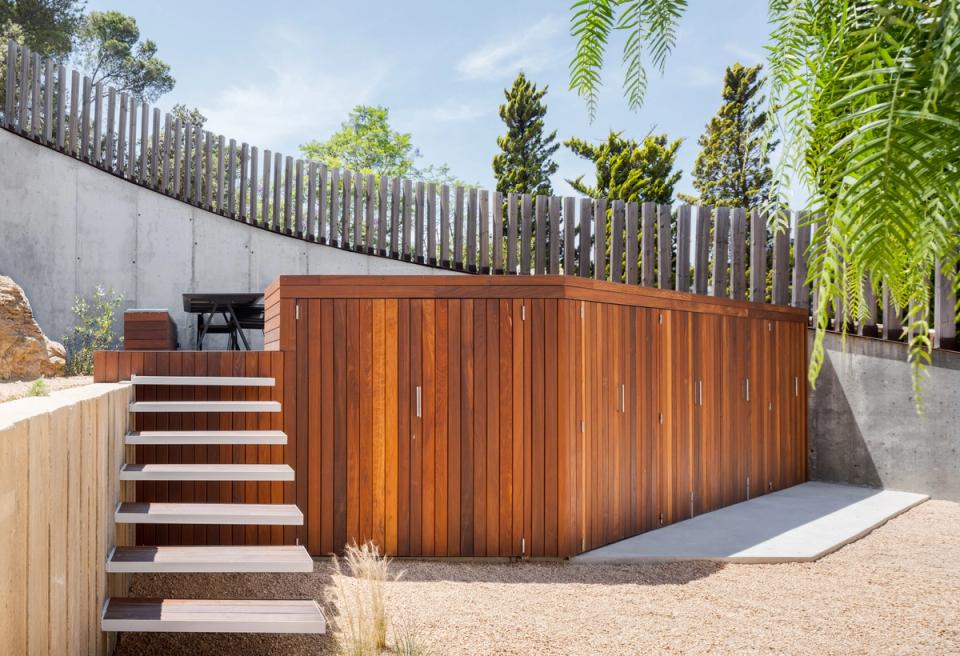 Detached single-family home with functional outdoor spaces integrated into the landscape. Volumes clad in natural wood and clean geometry reinforce the contemporary aesthetic and connection with the surroundings.