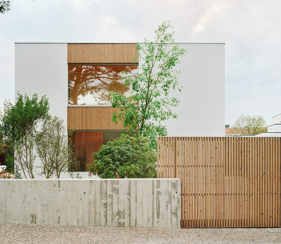 House in Girona with a contemporary façade combining simple volumes, natural wood, and respectful integration with the surroundings. This house in Girona expresses order, light, and warmth through minimalist architecture designed to provide comfort and a pleasant domestic experience
