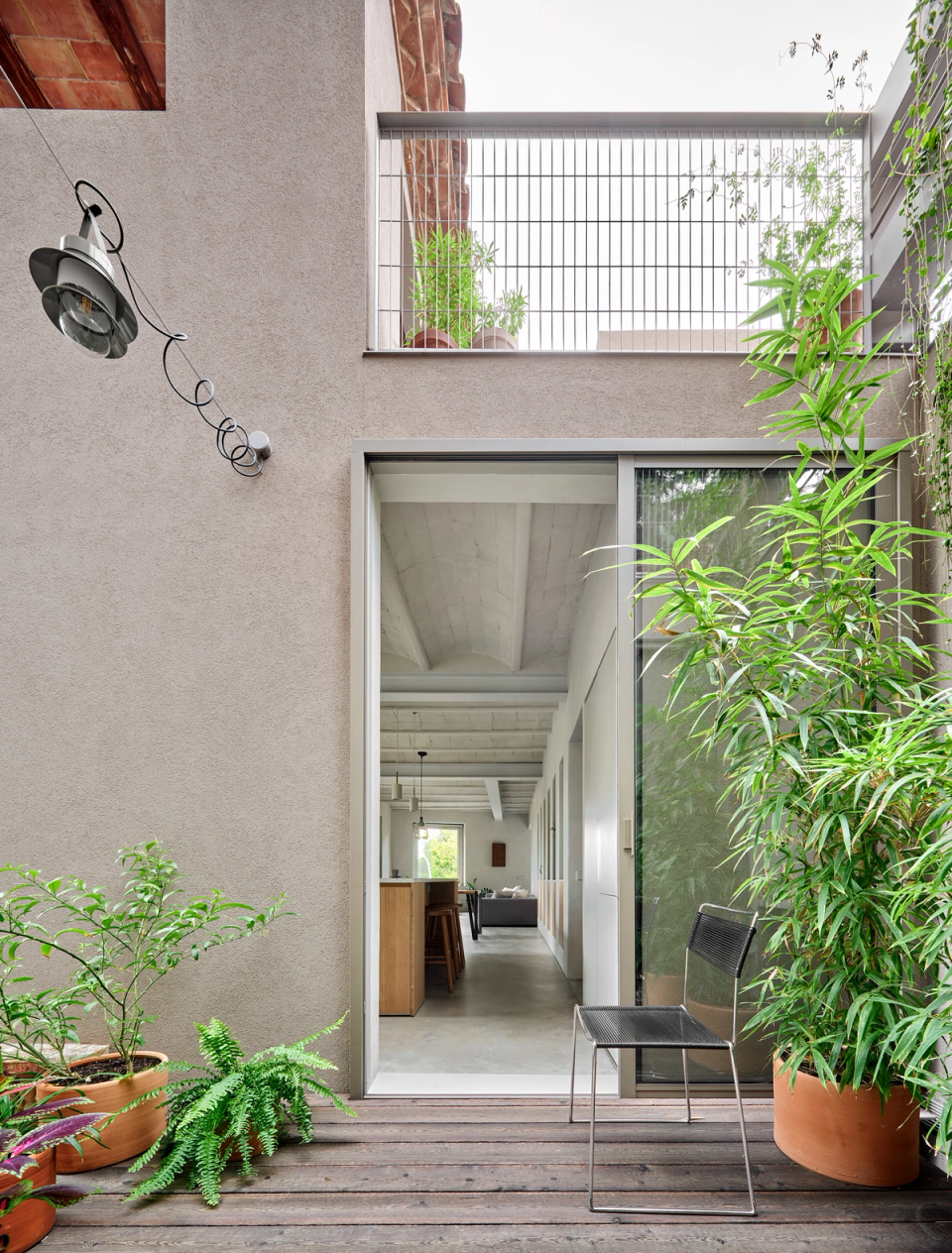Housing renovation with an open inner courtyard that connects the different spaces of the house and enhances natural light. The renovation creates a fluid relationship between interior and exterior, expanding the sense of space and comfort.