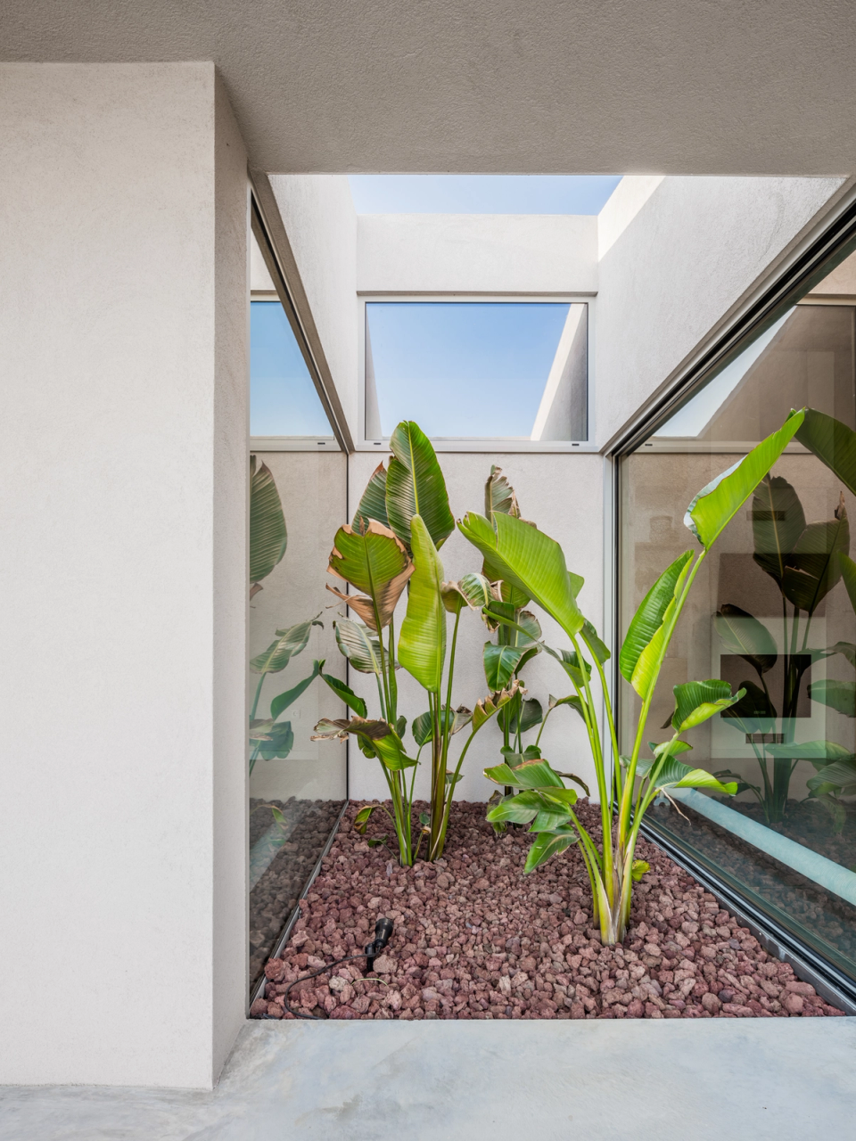 This single-family home incorporates interior courtyards as a central element of the architectural project, providing natural light, ventilation, and a visual connection with nature. The combination of minimalist lines, large glass surfaces, and integrated vegetation creates contemporary, balanced spaces designed to enhance well-being and quality of life.