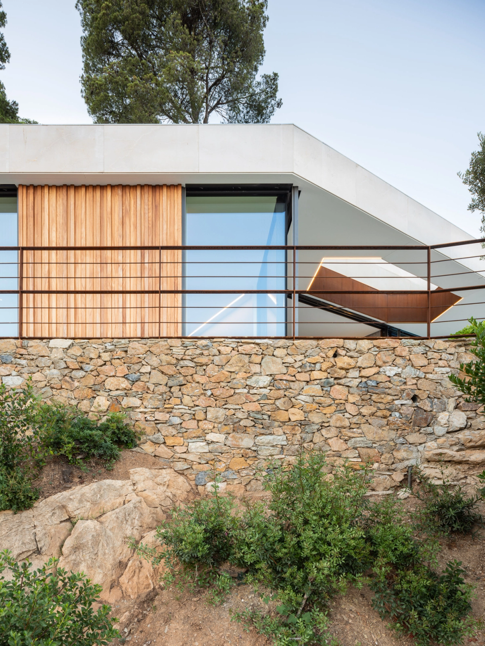 Detached single-family home conceived to blend naturally into the landscape and maximize panoramic views of the Mediterranean surroundings. Contemporary volumes, open terraces, and the combination of natural stone, steel, and wood create an elegant and balanced architecture where interior and exterior spaces relate fluidly. This interior renovation stands out for the brightness of the spaces, the spacious outdoor areas, and a carefully selected palette of materials that provide comfort, sophistication, and a constant connection with nature.