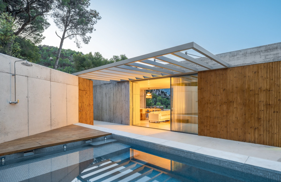 This single-family home in Begur combines contemporary architecture and natural materials to create intimate outdoor spaces fully connected to the interior. The pool, lightweight pergola, and wood cladding provide warmth and comfort to a project that integrates exposed concrete, transparency, and natural light to enhance an elegant and functional Mediterranean living experience.