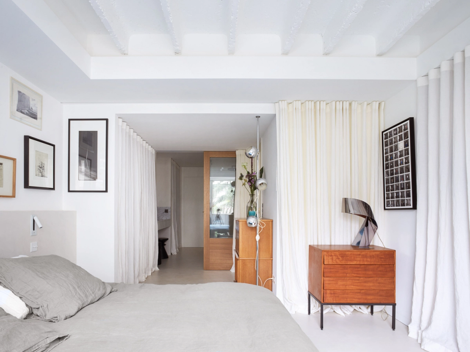 This full renovation creates intimate and functional spaces through a flexible layout and warm materials that bring comfort and serenity. Integrated curtains allow privacy and natural light to be adjusted, while the combination of neutral tones, natural wood and contemporary furniture reinforces the balance and harmony of the home.