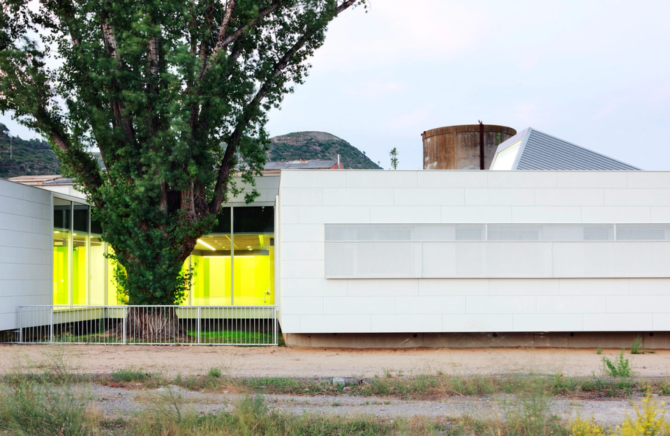 This is therefore a building that turns the attributes of the site into the true protagonists of the project, articulating a sensitive, efficient, and respectful architectural solution in relation to both the urban environment and the existing environmental conditions. The integration of vegetation, the use of natural light, and passive climate-control strategies define a contemporary proposal that prioritizes user well-being and the overall sustainability of the complex.