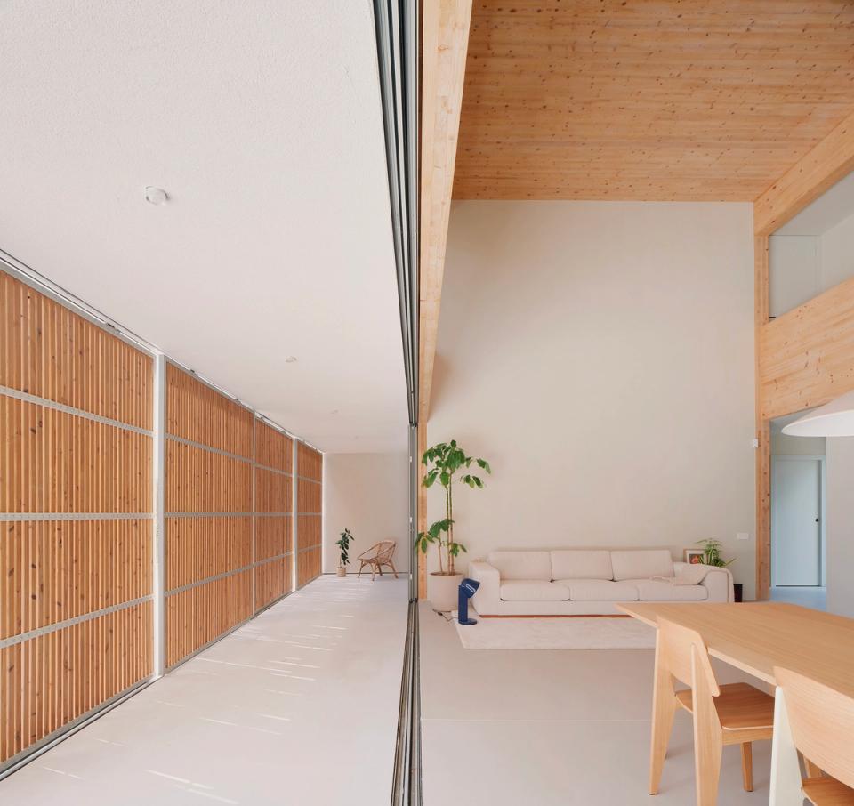 House in Girona with open architecture combining spacious interiors, large glazed surfaces, and wooden filters oriented toward the outdoors. This house in Girona balances natural materials, light, and textures to create a warm, serene, and contemporary atmosphere
