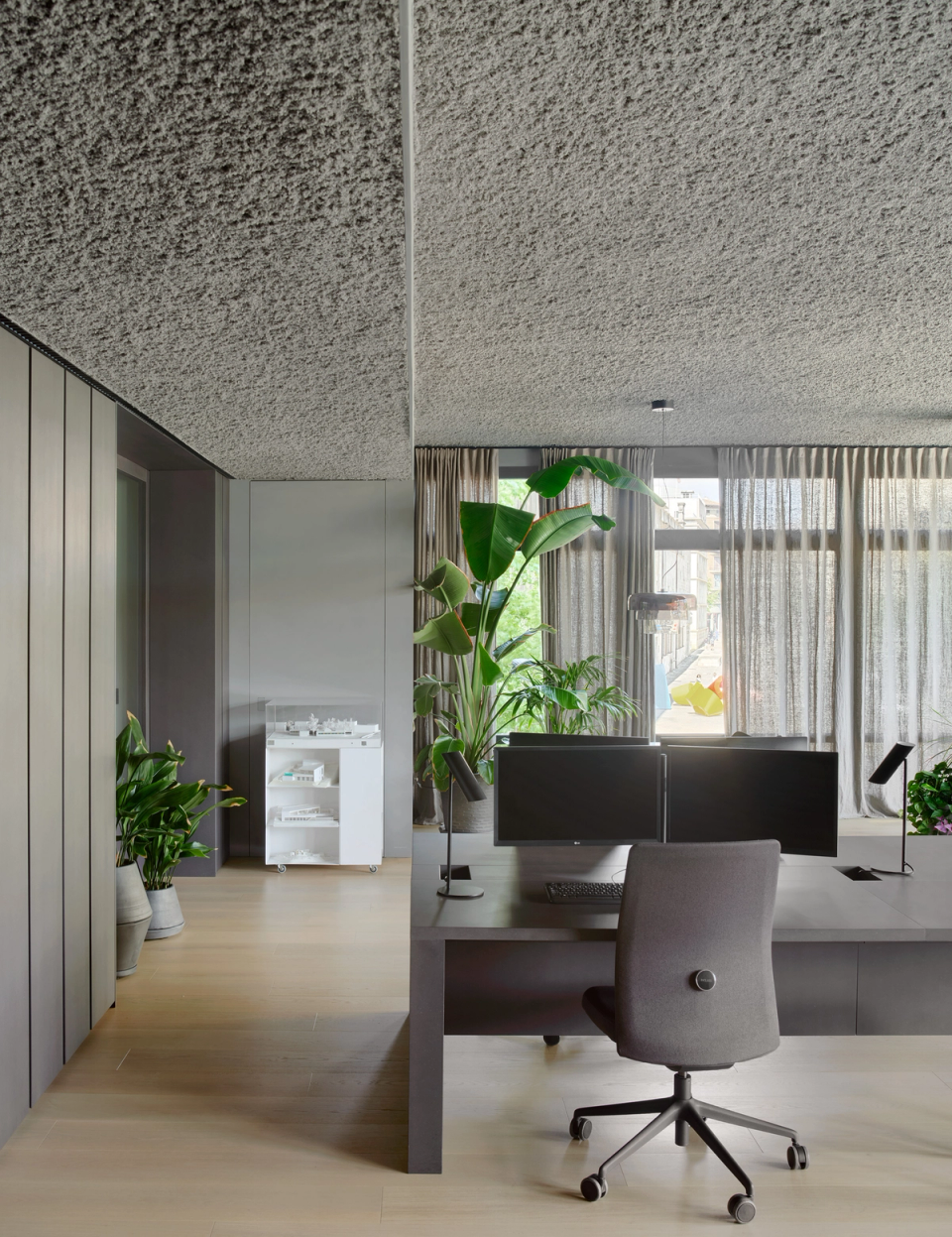 Reform of studio with functional and open workspaces that take advantage of natural light and visual connections between areas. This studio renovation combines neutral finishes, vegetation and contemporary furniture to create a professional, calm and comfortable atmosphere.