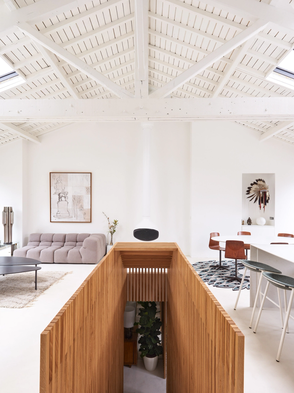 This full renovation combines contemporary architecture, natural light and warm materials to create an elegant and functional atmosphere. The large opening towards the outdoor patio and the exposed wooden structure reinforce the sense of spaciousness and the connection between interior and exterior.