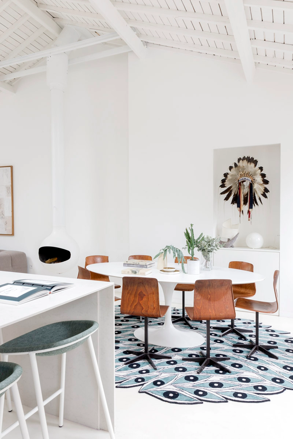 This full renovation combines kitchen, dining and living areas into an open and elegant environment defined by natural light and the restored original wooden structure. Neutral finishes and wooden elements add warmth and reinforce the contemporary aesthetic of the home.