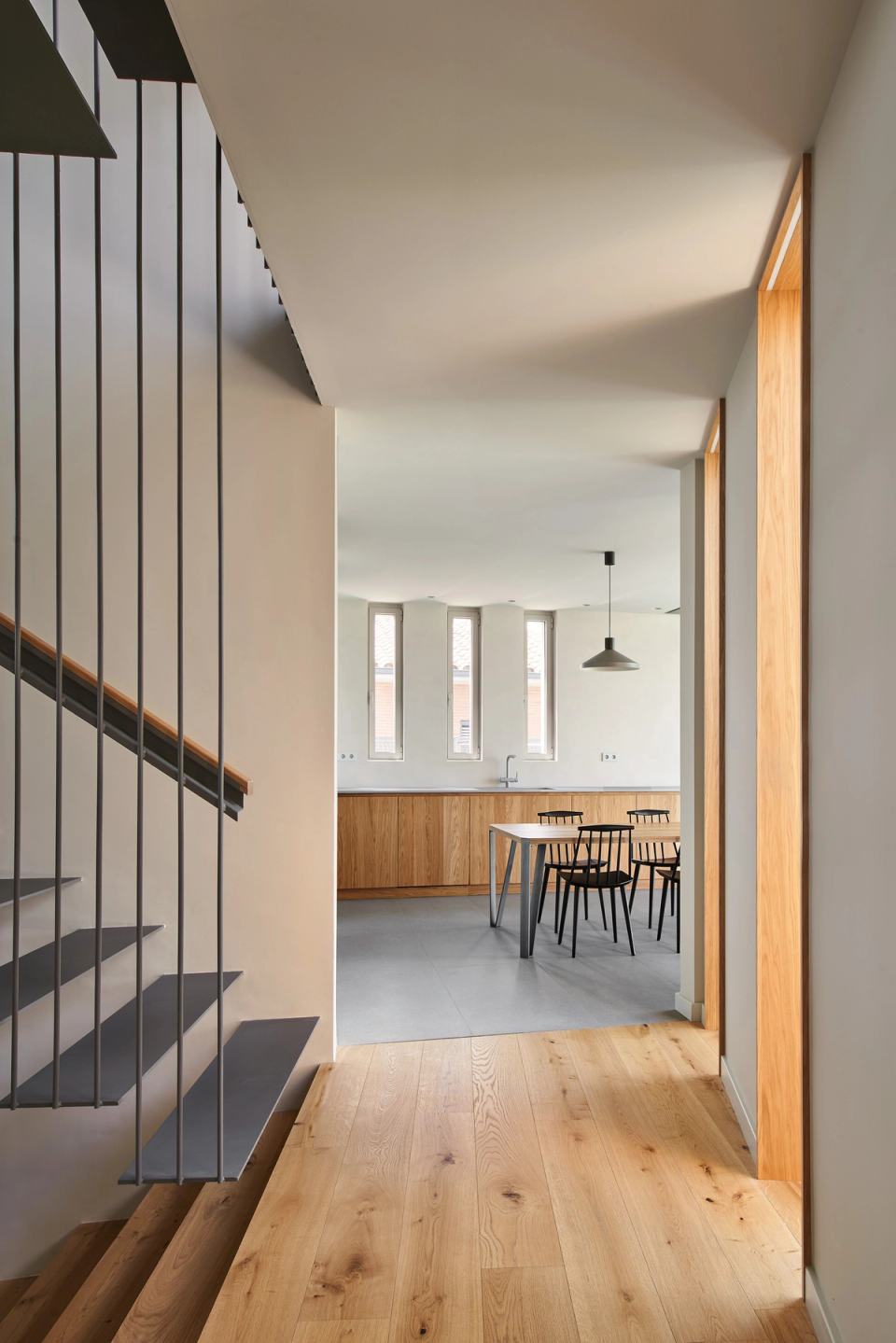 This single-family home combines functionality and warmth through a clean and contemporary interior architecture. Natural wood, minimalist lines, and the entry of natural light provide visual continuity and a sense of spaciousness throughout the spaces.