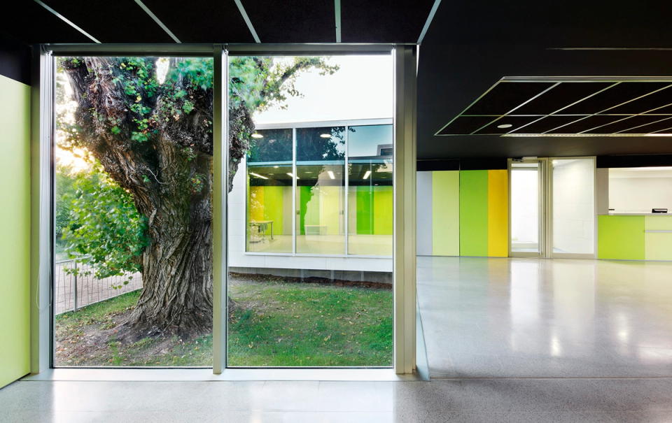  In the design of the building, an interior patio is projected surrounded by glazed windows that allow us a connected vision of the spaces. The rooms are illuminated naturally and the shades in green and yellow give it a contemporary sense. Building designed by 05 AM arquitecture.