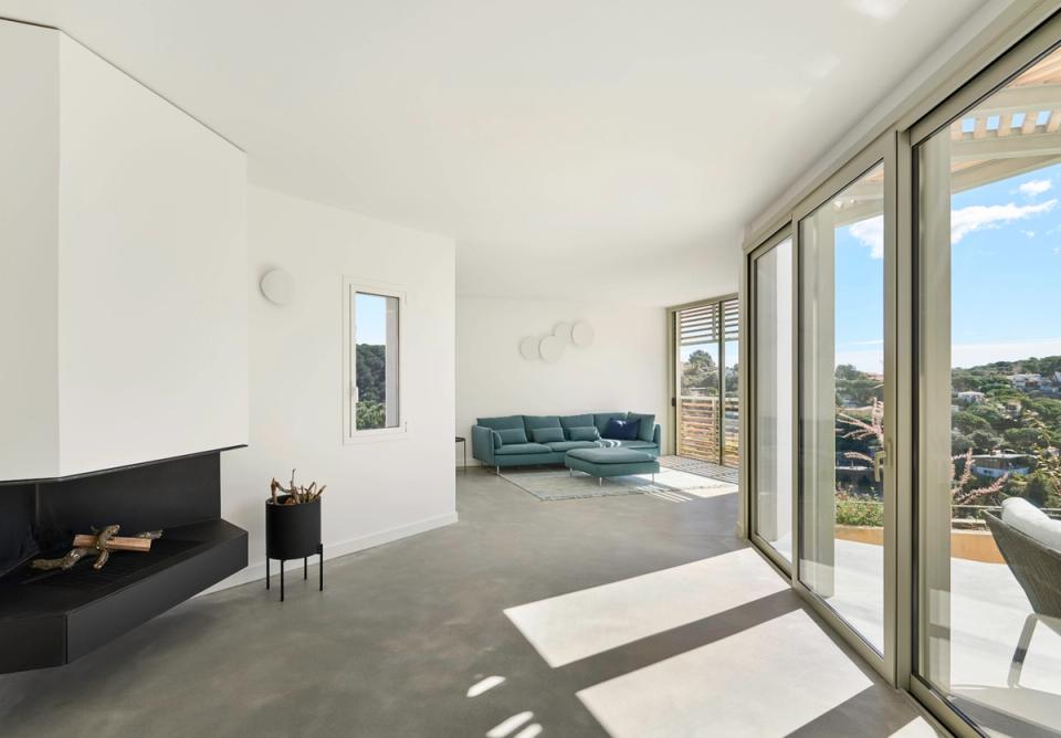 Contemporary detached single-family home with spacious open-plan interiors that prioritize natural light and outdoor views. Large sliding windows connect the living room with the terrace, creating a sense of continuity between the interior and the landscape while reinforcing the Mediterranean character of the residence.