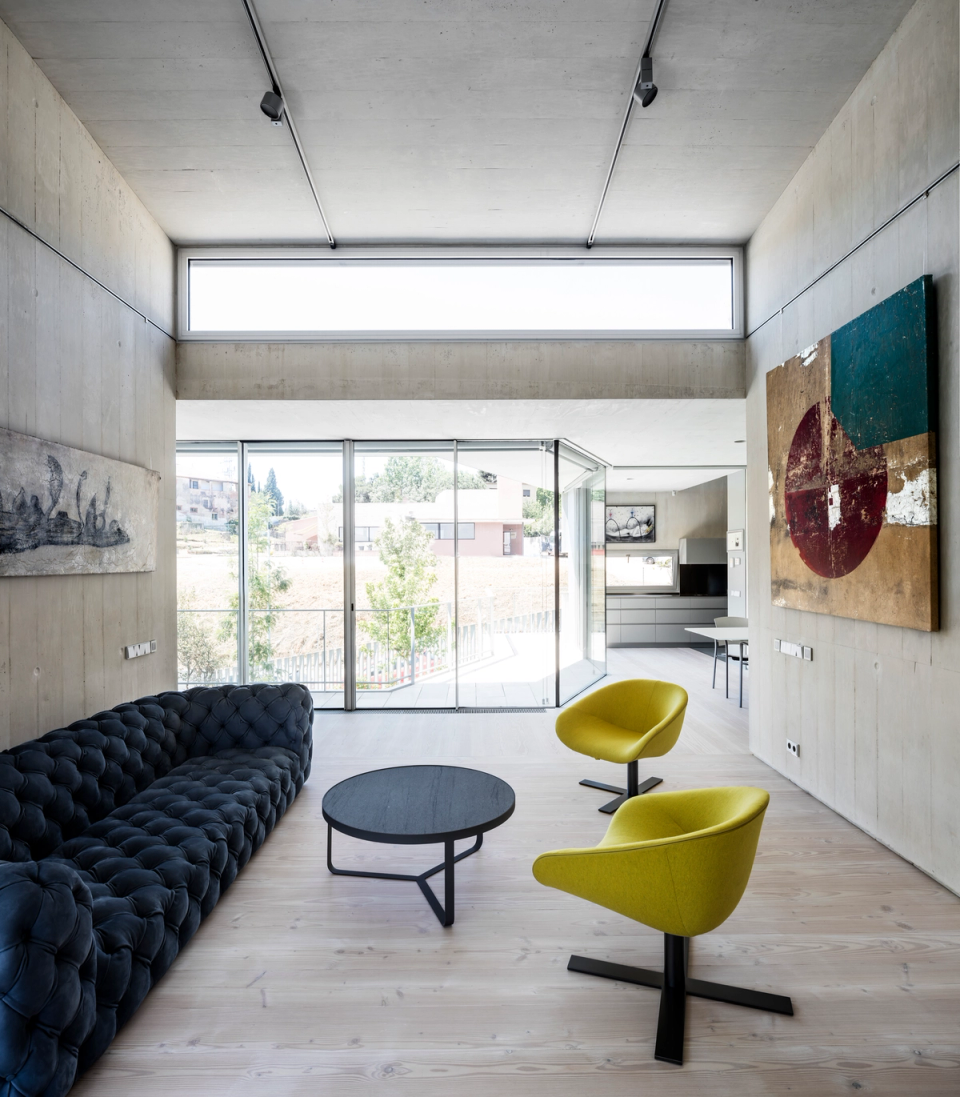 Contemporary single-family home with open spaces and large glass enclosures that encourage a fluid connection between interior and exterior. The combination of minimalist lines, light façades, and transparent surfaces enhances natural light and creates a constant sense of spaciousness and visual continuity. The interior spaces, with modern finishes and designer furniture, coexist with terraces and open areas that reinforce the elegant, functional, and sophisticated character of the residential project.
