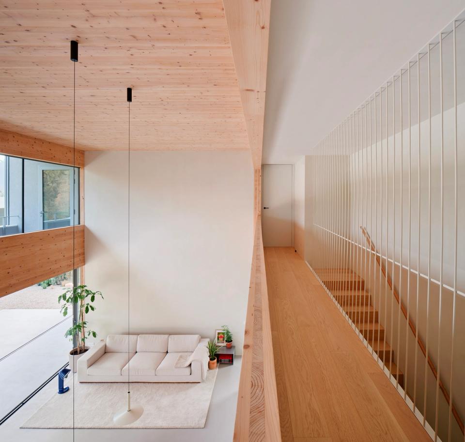 House in Girona with a structure built entirely in wood, bringing warmth, sustainability, and continuity to the interior spaces. This house in Girona combines double-height spaces, natural light, and local materials to create contemporary and comfortable architecture