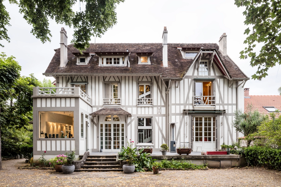 Comprehensive renovation of a classical-style detached house that restores the original architectural character of the façade through a respectful and contemporary intervention. The project combines heritage restoration, functional improvements, and new outdoor-oriented spaces to enhance natural light, comfort, and the relationship with the surroundings.