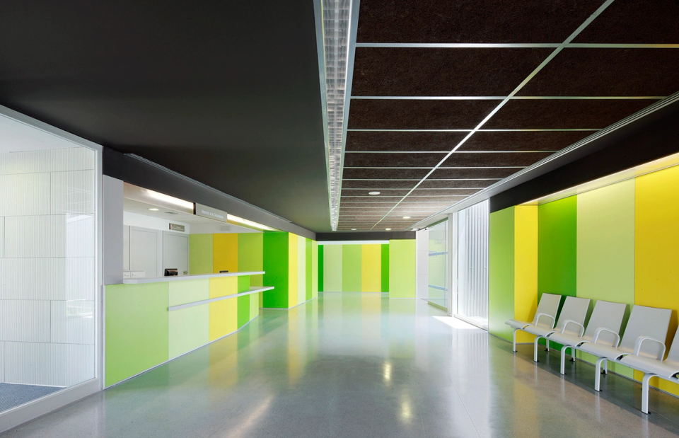The lobby is strategically positioned at the building’s center of gravity, acting as a panoptic space that articulates and connects the different programmatic uses as well as the existing exterior elements.