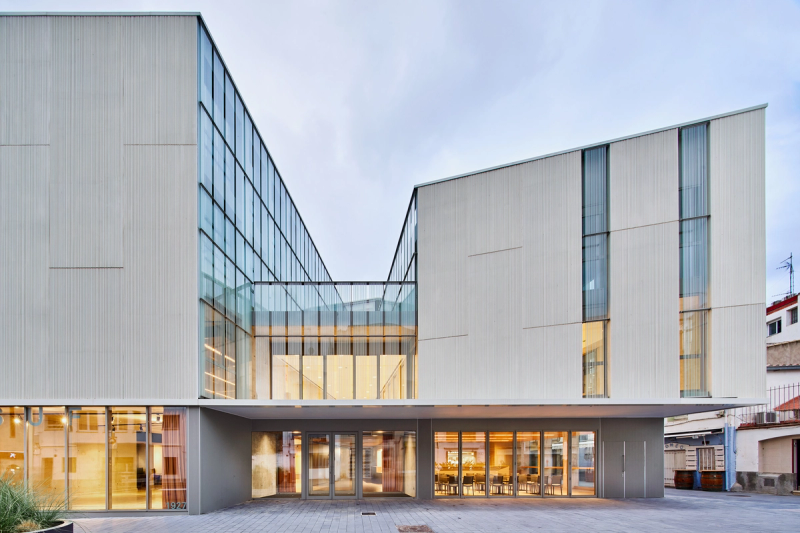  Main facade of the cultural center of Roses, where the verticality of the lines, the net volumes and the transparent surfaces predominate. This project has been carried out by 05 AM arquitectura.