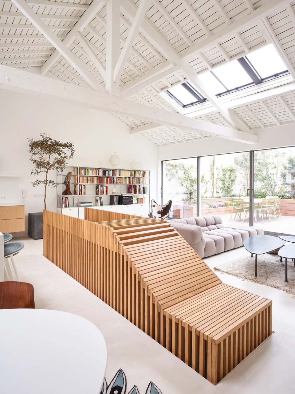 The full renovation of this contemporary dining room stands out for its brightness, exposed wooden ceilings and open layout that naturally connects the different spaces. Warm materials and designer furniture create an elegant, functional and welcoming atmosphere.